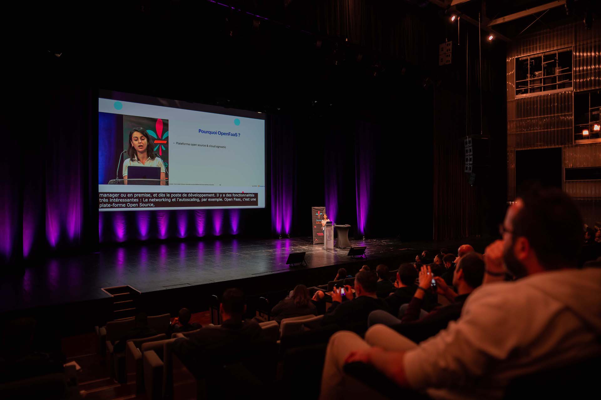 Photo de Katia Himeur donnant un talk au devfest Lille